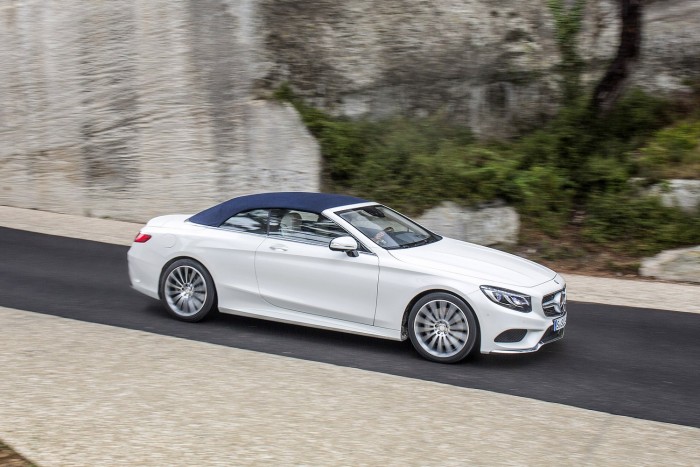 A vászontető 20 másodperc alatt nyílik vagy csukódik