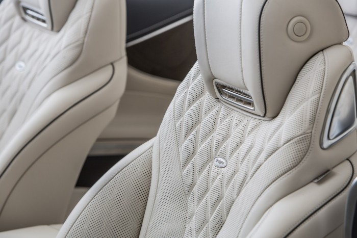 A fejtámla alatt az AIRSCARF levegőrostélya