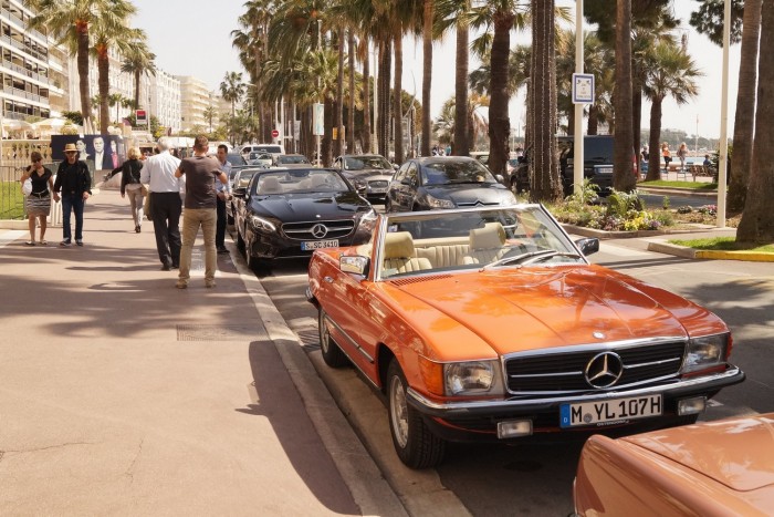 Egy nizzai parti luxushotel előtt pont veterán kabrió-Merci találkozó zajlott