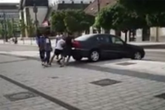 Óriásit küzdött egy mercis a miskolci sétálóutcán