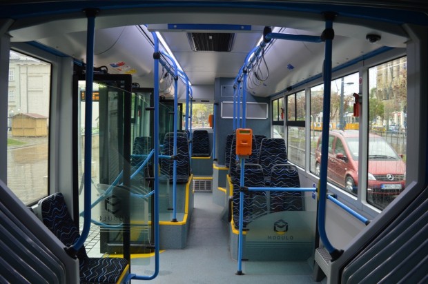 Így lehet közel 100 új magyar busza a fővárosnak 2 | Vezess A Modulo M168d utastere tágas és felesleges dobogóktól mentes.