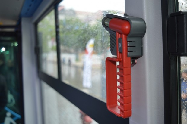 Így lehet közel 100 új magyar busza a fővárosnak 3 | Vezess Az ablaktörő kalapácsokat biztosan nem lovasítják meg, mert az autóbuszon kamerák vannak.