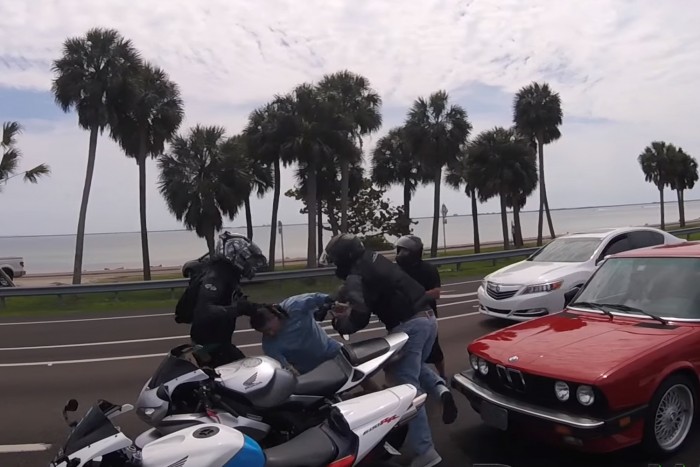 Kemény balhé motorosok és egy BMW-s között