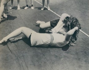 Autóstársa haját tépte egy pécsi nő