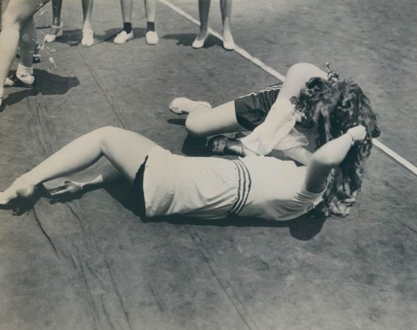 Autóstársa haját tépte egy pécsi nő