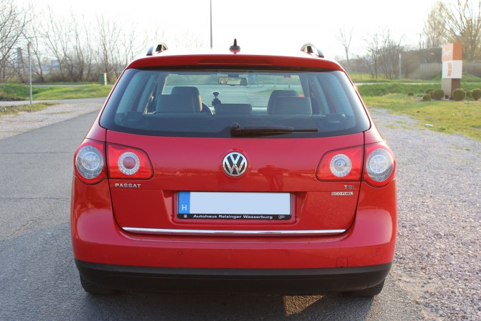 Látni, hogy nem látni: a gázüzemű modell kipufogója az első ajtók vonalában végződik, zárt a hátsó légterelő