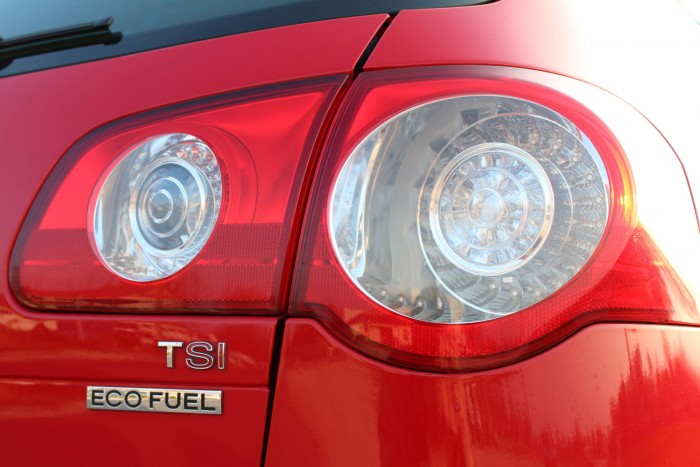 A gázüzemű TSI nem közvetlen, hanem szívócső-befecskendezéses, mert közvetlen befecskendezéssel az égéstérben elhelyezett benzininjektorok elégnének, amikor gázzal működik a motor