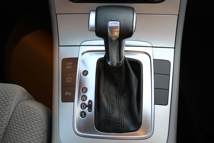 Hétfokozatú a száraz kuplungos DSG automata váltó, tehát nem kell 60 000 kimlométerenként olajat és időnként olajszűrőt cserélni benne, de nincs is olaj, ami hűtésével megóvná a túlmelegedéstől a kuplungokat