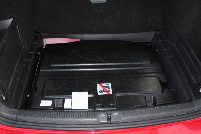 Acélból van a három gázpalack. Nemesacél gázcsöveken jut a motorba az üzemanyag. Az orrban elektronikus nyomásszabályozó csökkenti a gáz nyomását 200-ról 5-8 barra befecskendezés előtt