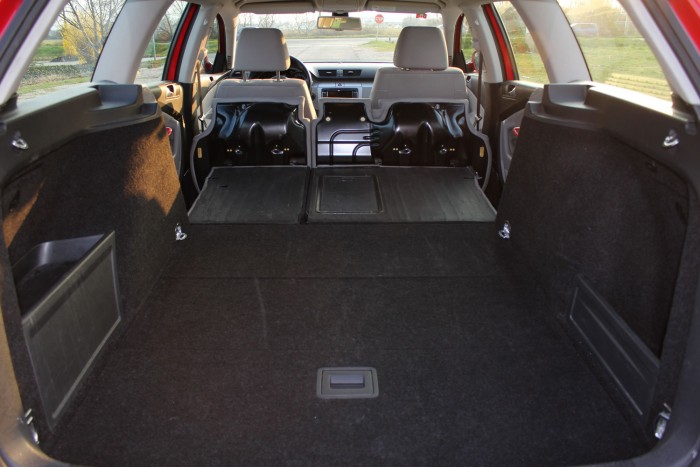 Még az utasülés támlája is előrebuktatható, ha nem elg hosszú a raktér. A támlák síkba dőlnek a csomagtérpadlóval, ez is egy asok igényes megoldás közül, amivel a Passat B6 és a B7 9 éven át a középkategória élvonalában tudott maradni