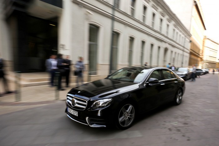 Első hazai tesztútra indul az újságíró csapat. Minden autó 220 d volt - állítólag ezt viszik majd a leginkább. A 3,9 l/100 km-es fogyasztást elnézve nem is nagy csoda 