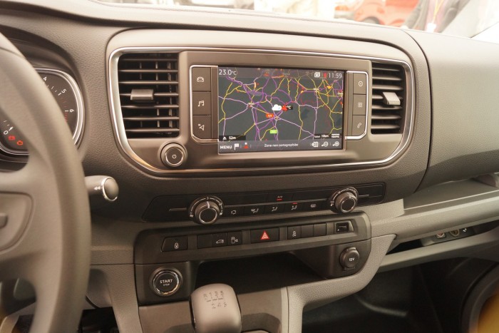 Hirtelen nagyon sok extra megérkezett a PSA kisteherautóiba a személyautókból