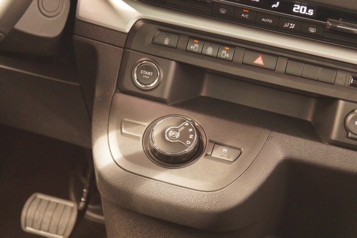 Az automata váltós kivitel kar helyett programválasztó tárcsát kapott