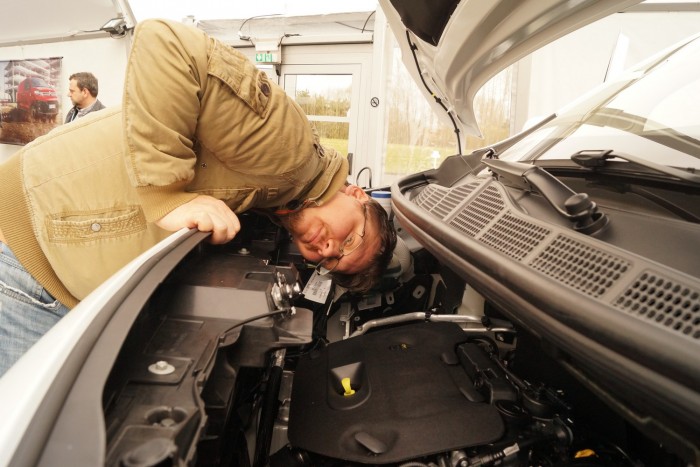 Egy bevándorló simán elbújik a motor felett, ha akar, Calais előtt érdemes megnézni, nincs-e potyautasunk
