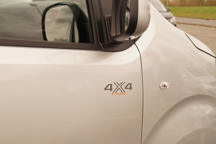 A Dangel 4x4-es verziót is készít az autóból