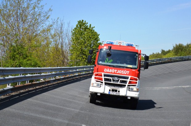 A Rábaring döntött kanyarjai meg se kottyantak neki. 