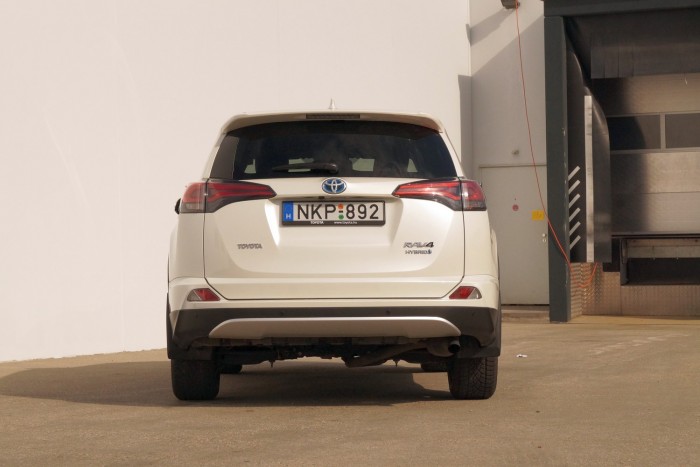 Hibridhez képest nagyon is jól látható az otrombán elhelyezett kipufogó