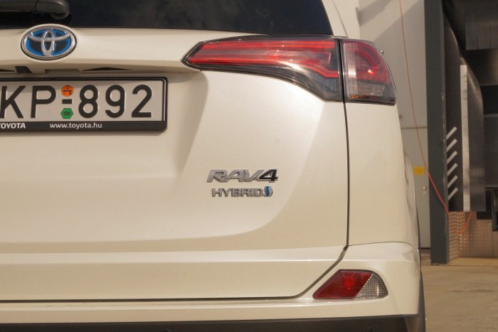 A japán formatervezés gyönyörűsége a csomagtérfedél lecsapott sarka a hozzáigazított prizmával