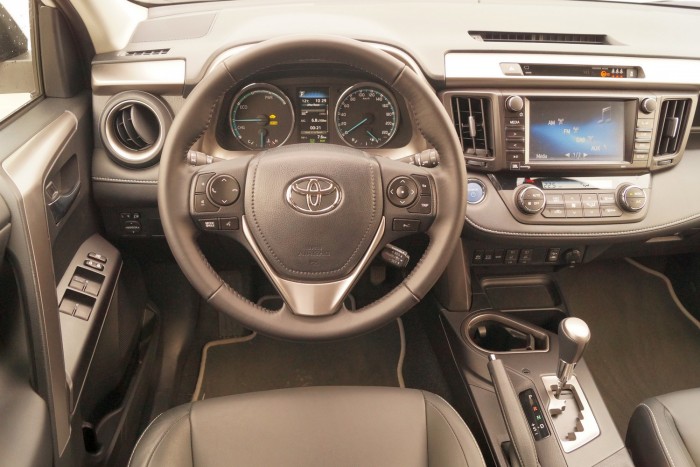 A műszeregység és a kormány az etzer éve ugyanolyan tempomat-karral nem valami avantgarde