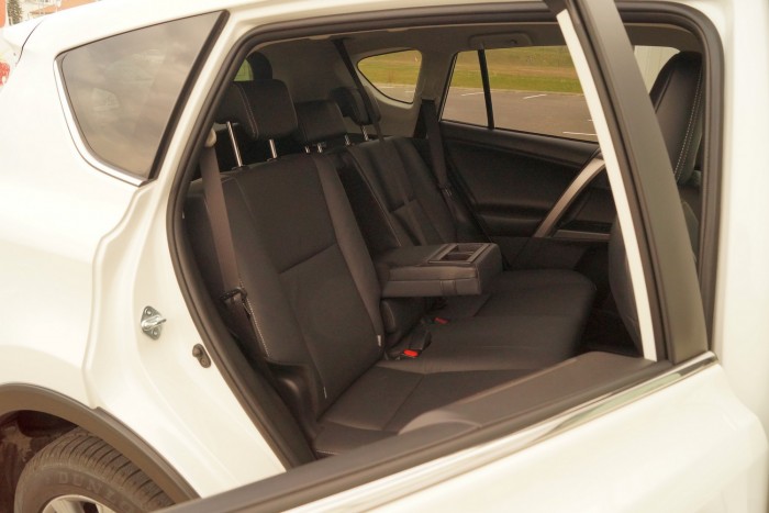 A széles, kényelmes padon remekül elvannak a gyerekek