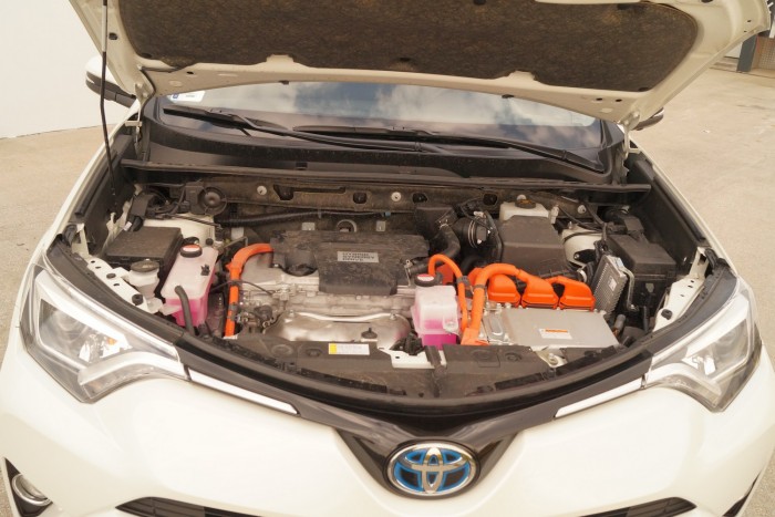 Hét litert eszik, automata, benzines, összkerekes, mi az? 8 A 2,5 literes benzinmotor az elektromos rásegítéssel 7,2 literes fogyasztást produkált vegyes üzemben. 4x4, automata, benzines: kiváló érték