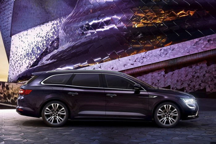 Újabb fotókon a Renault óriáskombija 8 | Vezess Ötféle színvilágú belső hangulat-világítás, hatmemóriás ülések, adaptív klímavezérlés.