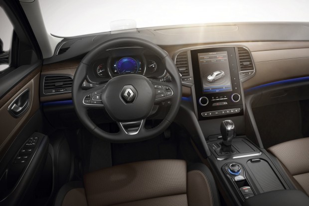 Újabb fotókon a Renault óriáskombija 4 A 8,7 colos, függőleges tájolású képernyő a csúcskivitele sajátja; létezik 7,0, illetve 4,2 colos kijelző is, csak azok nem ennyire fotogének.