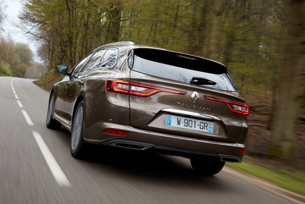 Újabb fotókon a Renault óriáskombija 6 Nem kikapcsolható az összkerék-kormányzás: üzemmódtól függően 50-80 km/óra alatt az elsőkkel ellentétes irányban, fölötte velük együtt fordulnak el a hátsó kerekek, legfeljebb 3,5 foknyit.