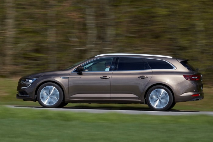 Újabb fotókon a Renault óriáskombija 14 | Vezess Személyre szabhatók az adaptív lengéscsillapítók, a hajtáslánc reakciói a kormányrásegítés mértéke. A csúcs az összkerék-kormányzás.