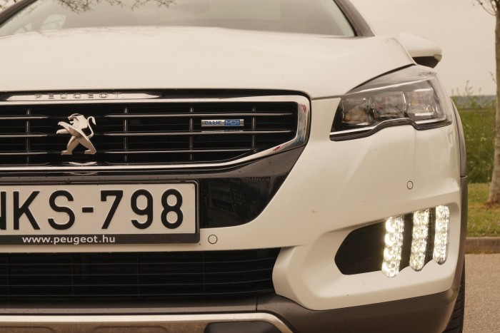 BlueHDI, vagyis nem szoftveres csalással (khm), hanem AdBlue-adalékkal teljesíti az Euro 6-ot