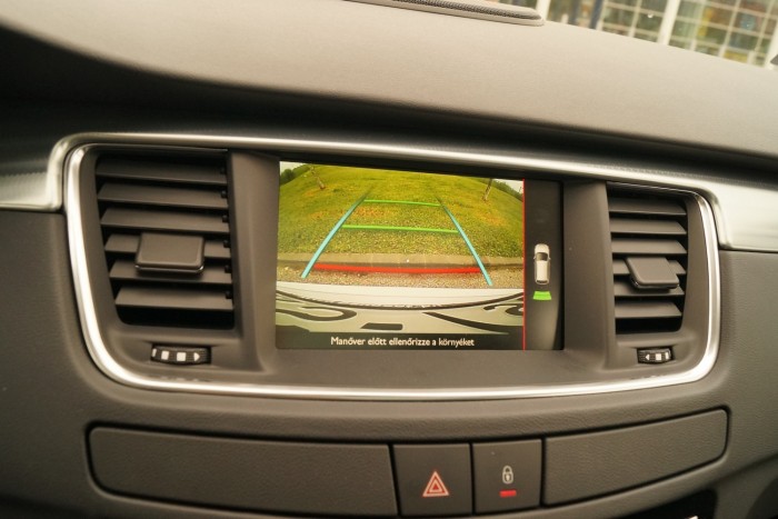 Szűk a tolatókamera látószöge, egy kis ég még kéne, hogy tudjunk vonatkoztatni