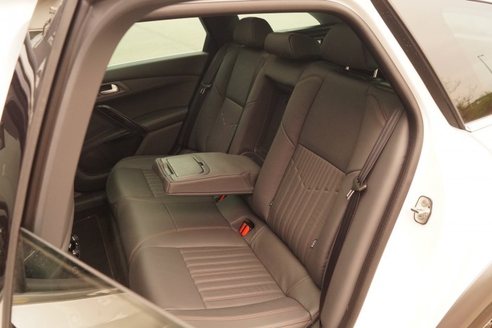 Széles, kényelmes a hátsó pad, nem gond három gyerekülést sem bekötni ide