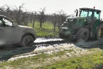 Traktorral mentették a csempész autóját Tiszabereknél 