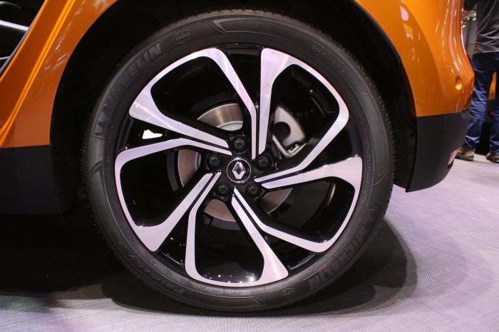 195/55 R20 a gumiméret. A látványnak jót tesz, a légellenállásnak is, de cserélni nem lesz olcsó