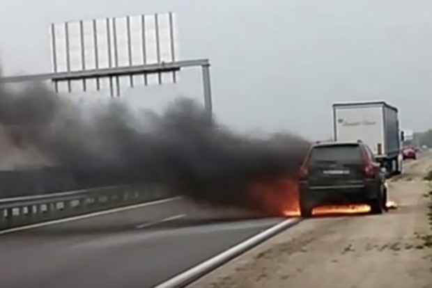 Így lángolt egy Volvo az M85-ösön