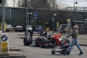 Óriási: formaautóval csapattak át egy városon