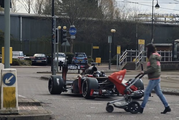 Óriási: formaautóval csapattak át egy városon