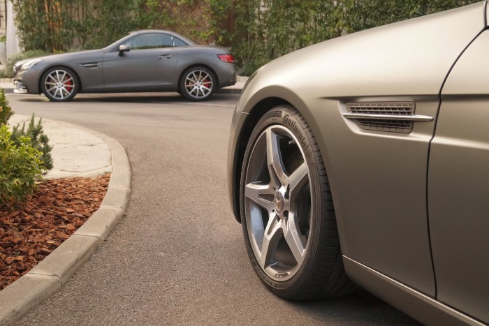 A szellőző kamu, de sebaj, jól áll a tömör rács-imitáció az SLC-nek