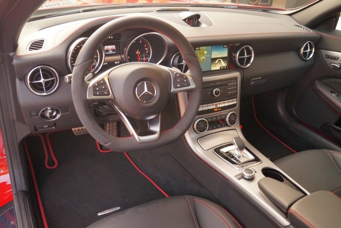 Megmaradt az előző Merci-generációk típus-középkonzolja, benne a numerikus billentyűzettel