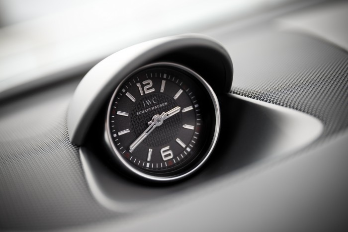 Svájci óra a műszerfal közepén