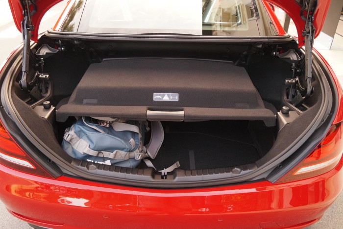 Lehajtott tetővel 225, felcsukottal 335 literes a raktér