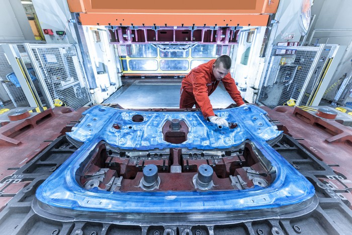 Az autóiparban dolgoznának a magyarok