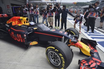 F1: Júliusig dönteni kell a fejvédőről