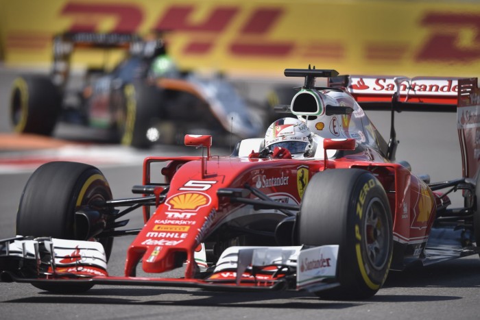 F1: Vettel lerobbant, de második