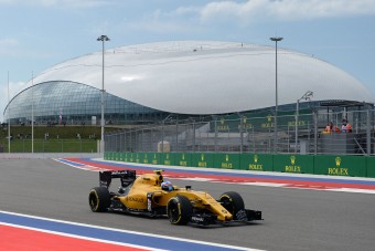 F1: A Renault kémeket enged be a tesztjére