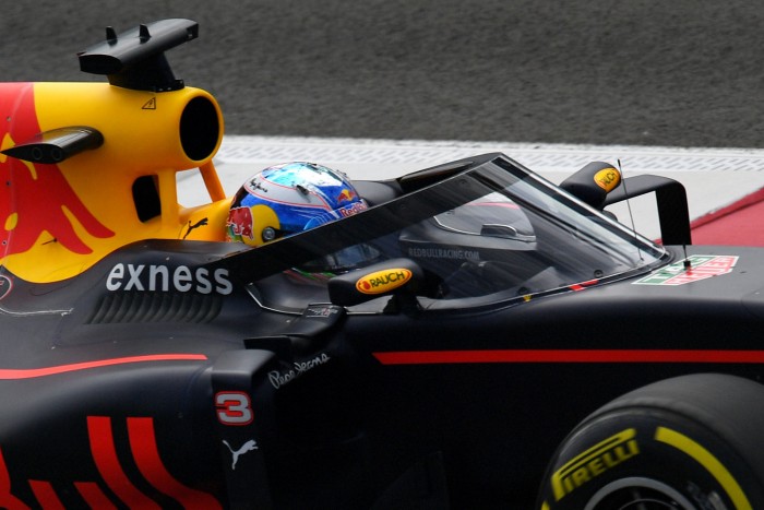 F1: 2018-ra csúszik a fejvédő bevezetése?