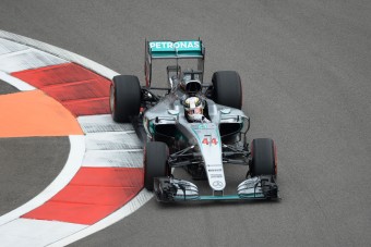 F1: Nagy adok-kapok után az élen Hamilton