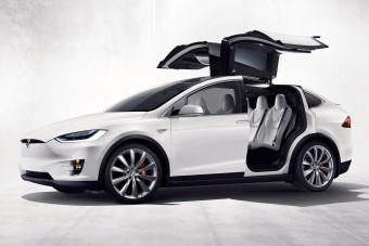 Nem a robotpilóta miatt borult a Tesla Model X