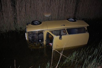 Poénból törtek fel és löktek vízbe autókat Győrben