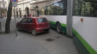 Újabb autós, aki kivégezte a tömegközlekedést